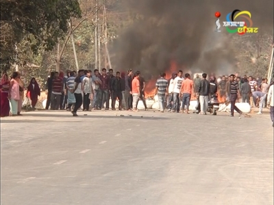 Police fire tear gas shells as people intensify counter blockade at Khonghampat since early morning